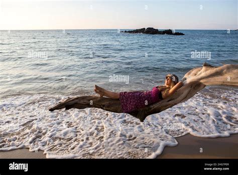 mujer tumbada en la playa